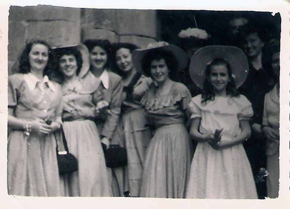 Grupo de amigas con sombrero en la puerta de Santa María