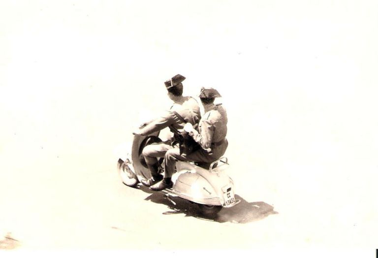 Dos guardias civiles en Vespa