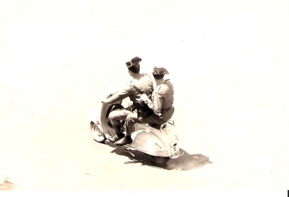 Dos Guardia Civiles en Vespa