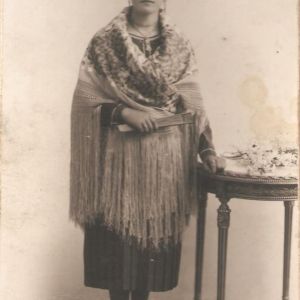 Mujer con traje regional
