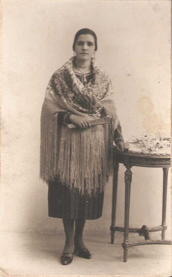 Mujer con traje regional