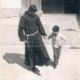 Monje con niño en la puerta de la iglesia de Santo Domingo