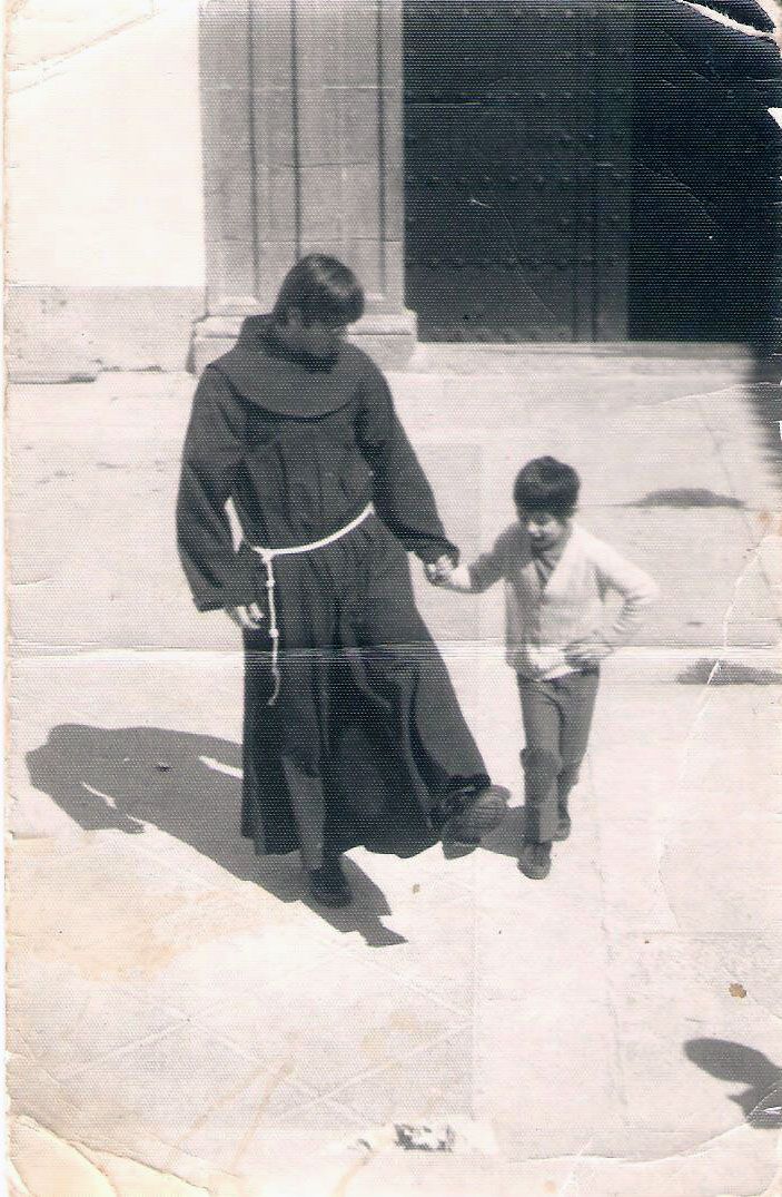 Monje con niño en la puerta de la iglesia de Santo Domingo