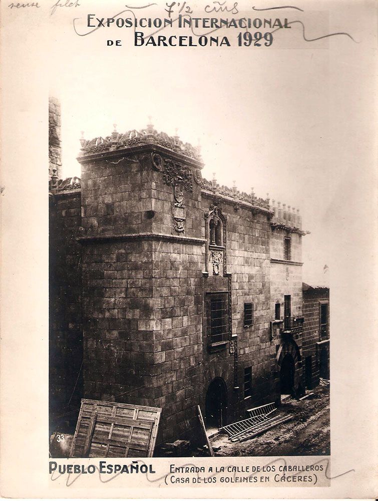 Construcción de la réplica de la Casa de los Golfines