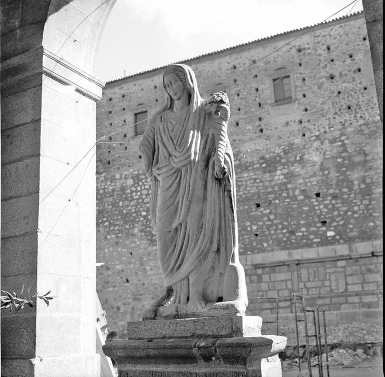 Escultura romana de un personaje, un genius imperial