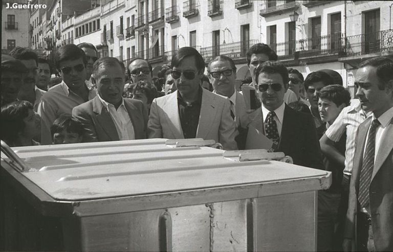 Luis González Cascos, presenta nuevos contenedores