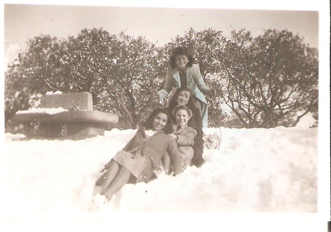Jugando en la nieve en el Paseo Alto