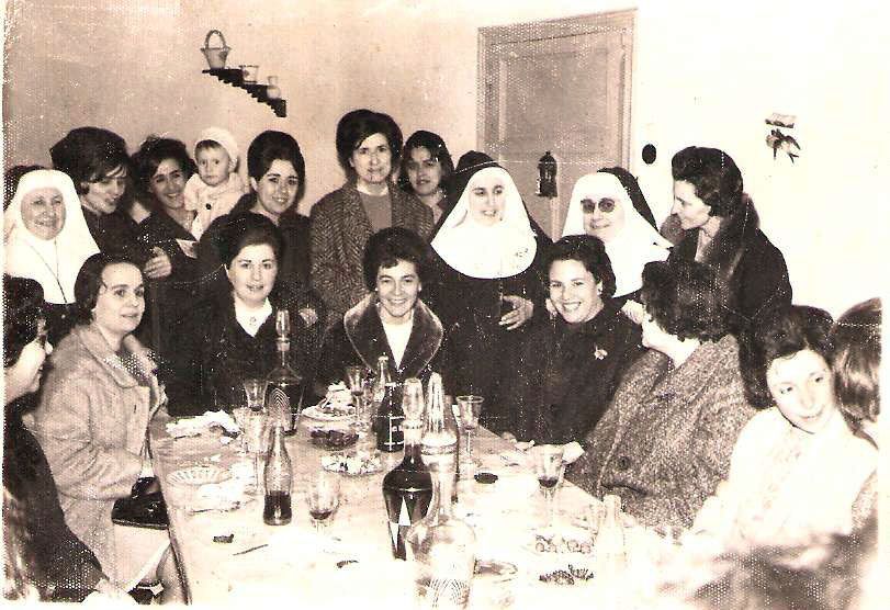 Imagen (156) Señoras en una celebración