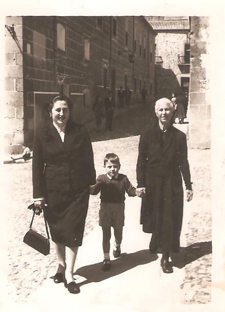 Familia caminando, de fondo el Hotel Atrio.