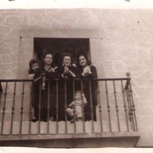 Señoras y niño en balcón