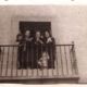 Señoras y niño en balcón