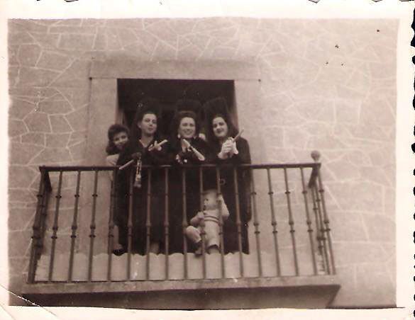 Imagen (164) Señoras y niño en balcón