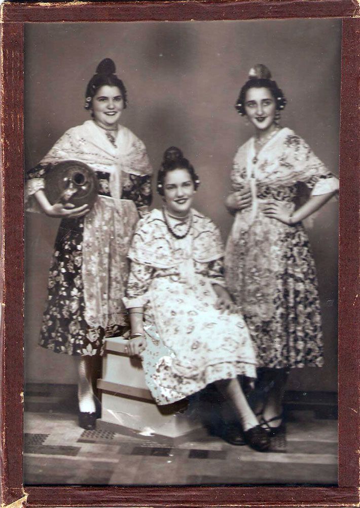 Jóvenes con traje regional