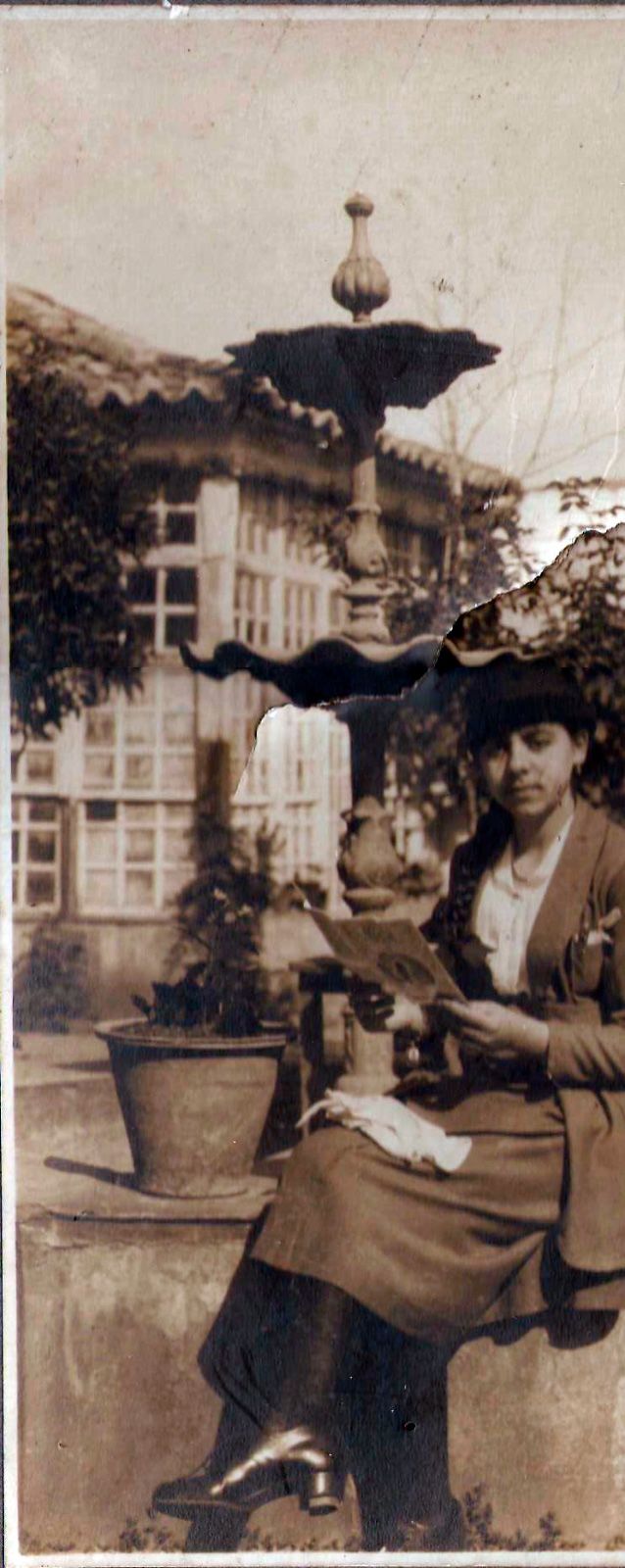 Joven sentada en una fuente