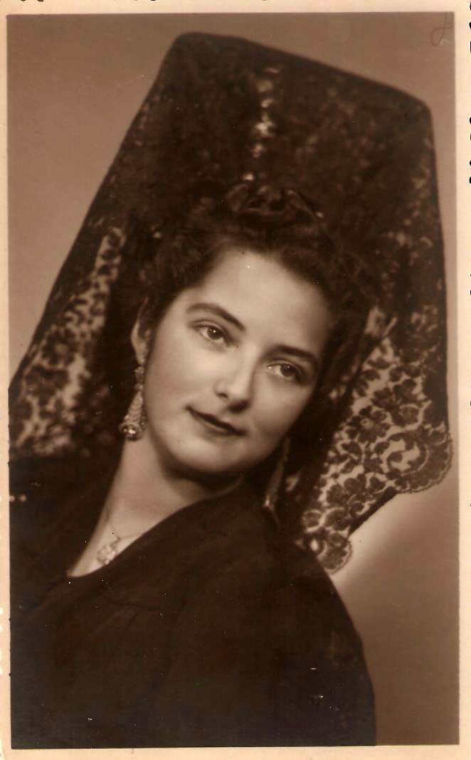 Retrato señora con peineta y mantilla