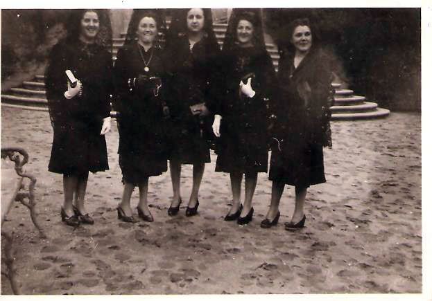 Grupo de señoras de mantilla