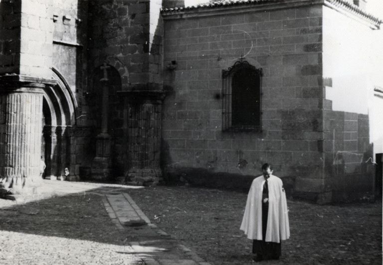 Hermano en las traseras de la Iglesia de Santiago