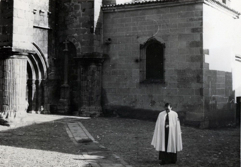 V-10 Iglesia de Santiago y besapiés de Jesús Nazareno 1968 Hermano en las traseras de Santiago