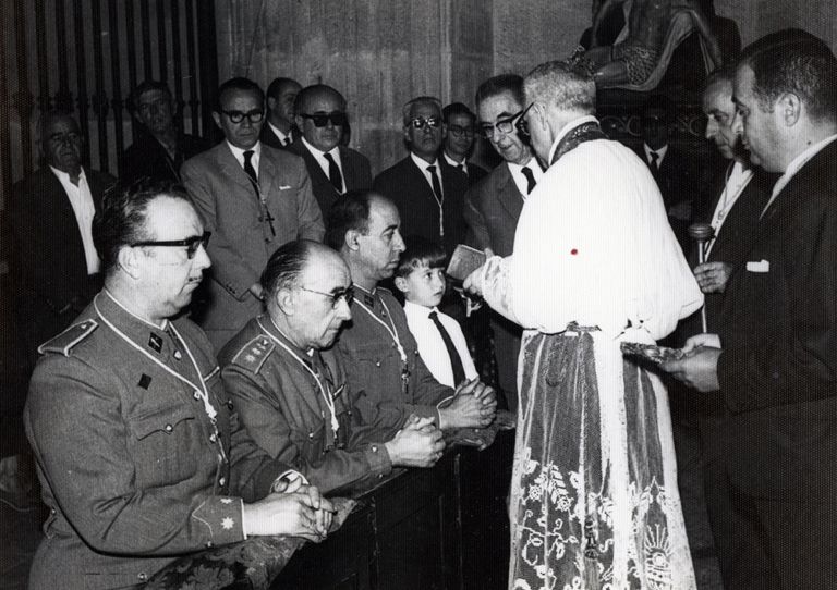 Imposición de insignias de Hermanos de Honor