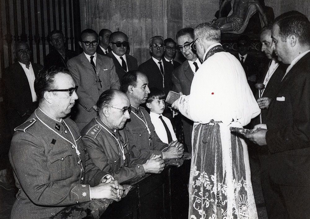 V-44 Imposición de insignias de Hermanos de Honor de la Cofradía de Ntro. Padre Jesús Imposición de insignias de Hermanos de Honor de la Cofradía de Ntro. Padre Jesús