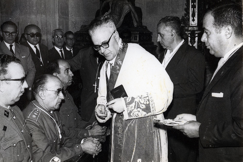 V-47 Imposición de insignias de Hermanos de Honor de la Cofradía de Ntro. Padre Jesús V-47 Imposición de insignias de Hermanos de Honor de la Cofradía de Ntro. Padre Jesús