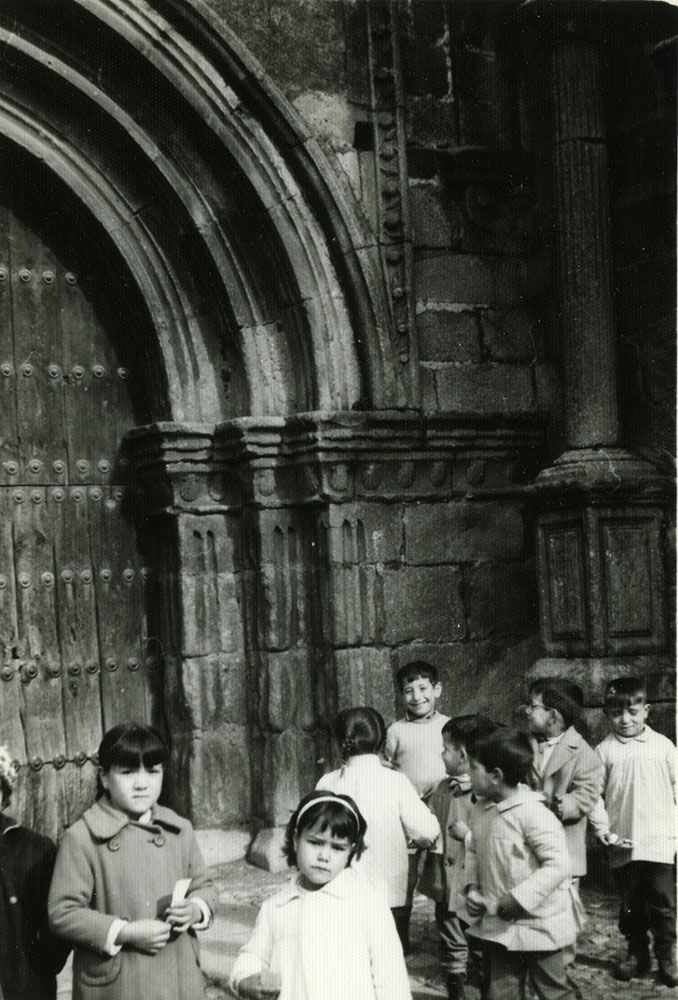 V-6 Iglesia de Santiago y besapiés de Jesús Nazareno 1968 Niños en la Iglesia de Santiago