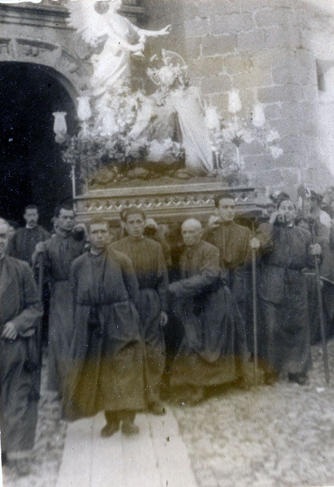 V-60 Jueves Santo ante la iglesia de Santiago año 1946 Oración en el Huerto