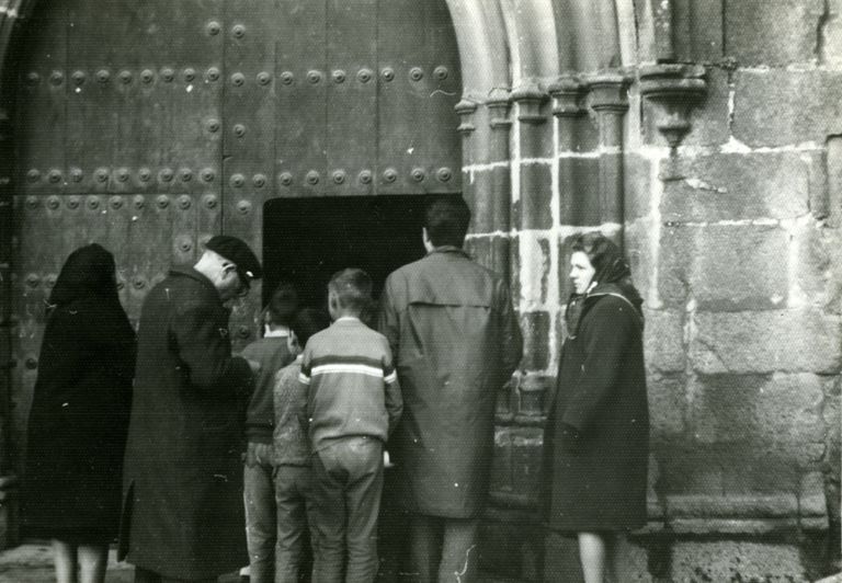Entrando a la Iglesia de Santiago