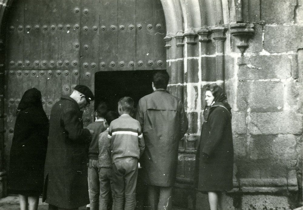 V-7 Iglesia de Santiago y besapiés de Jesús Nazareno 1968 Entrando a la Iglesia de Santiago