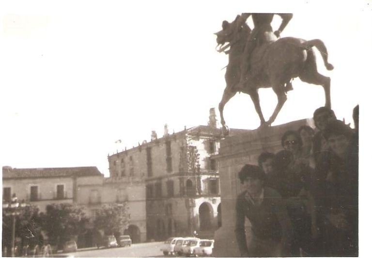 Grupo de muchachos junto a la estatua de Francisco Pizarro