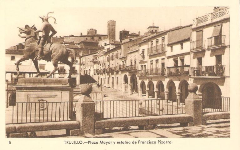 Postal de la Plaza Mayor y estatua de Pizarro