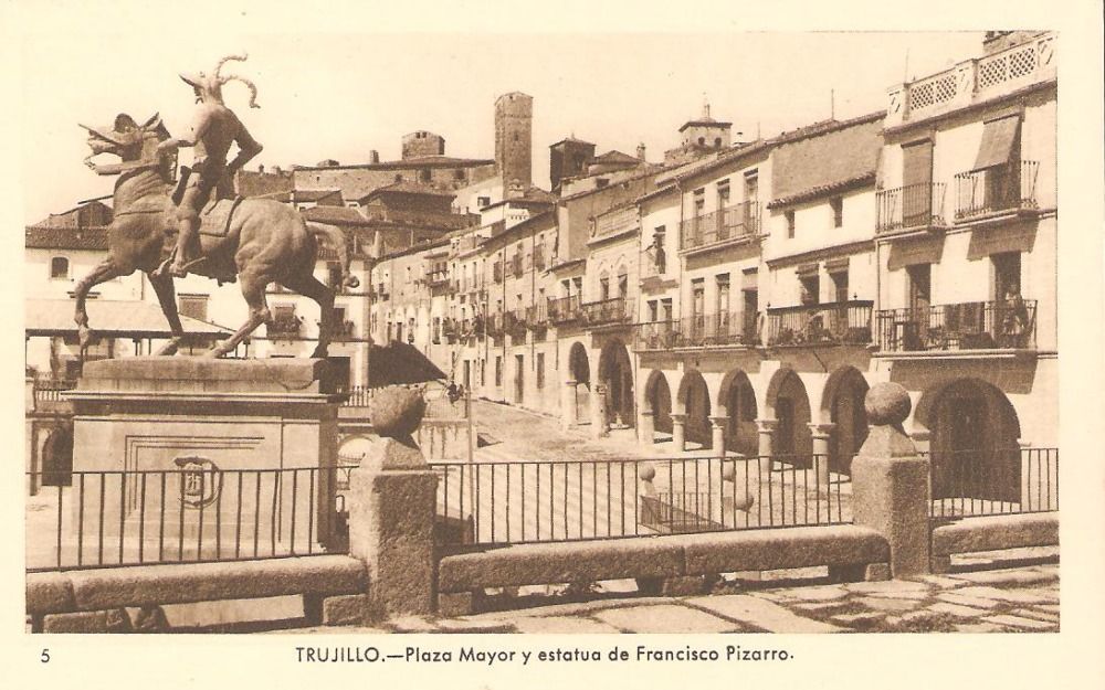 Postal de la Plaza Mayor y estatua de Pizarro