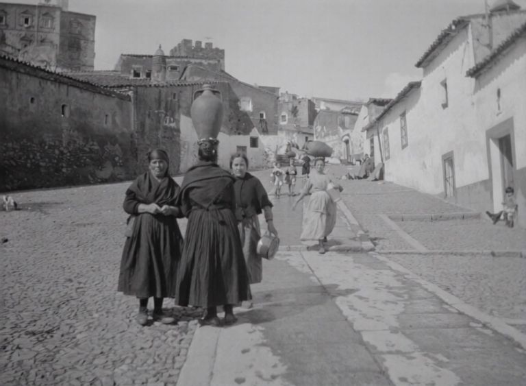 Aguadoras en la subida de Fuente Concejo