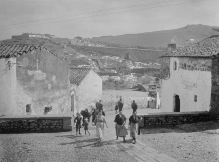Aguadoras subiendo por la calle Fuente Concejo