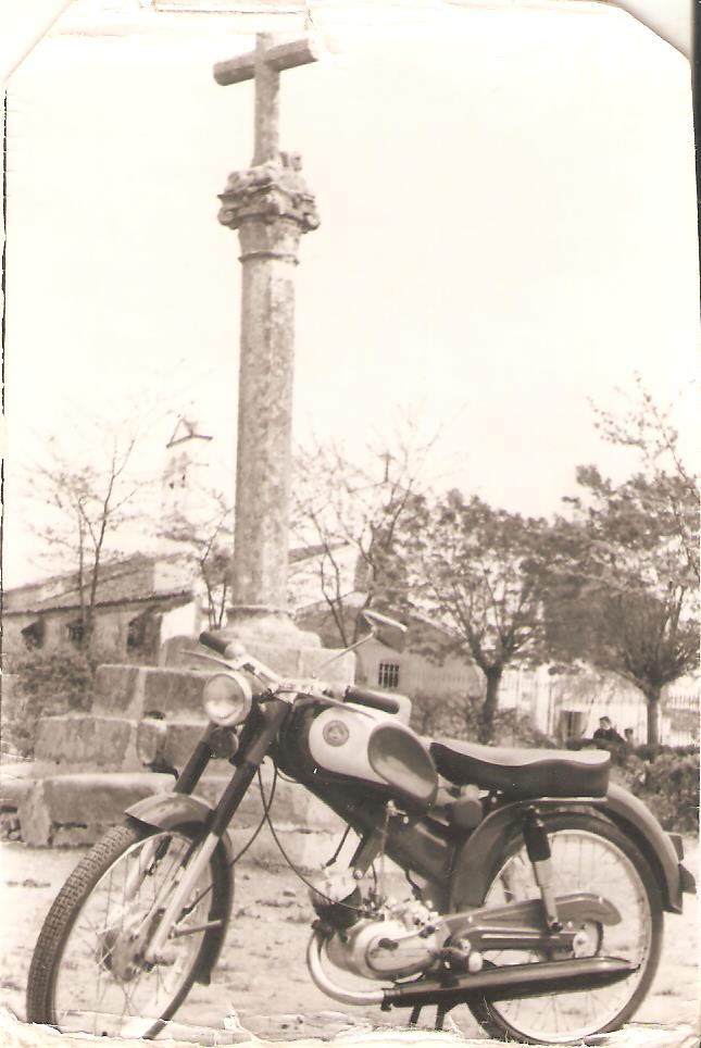 Derbi Antorcha delante del Rollo de la Plaza del Campillo