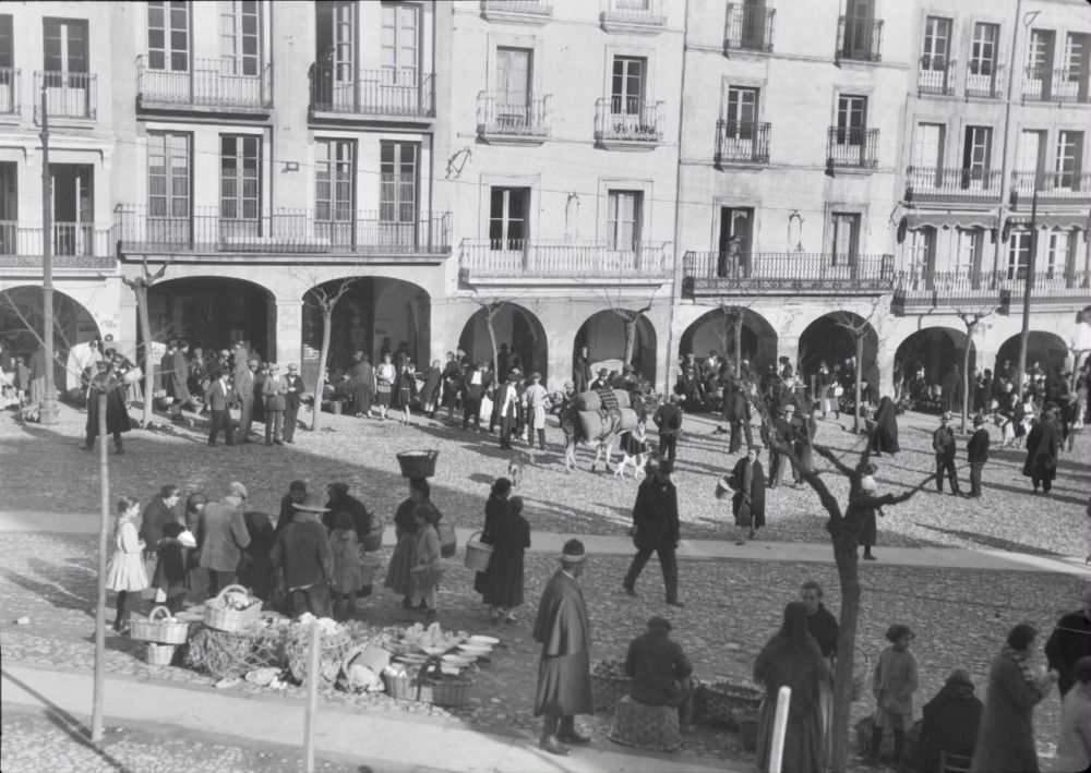 Día de mercado en la Plaza Mayor · publicación 1000px Día de mercado en la Plaza Mayor