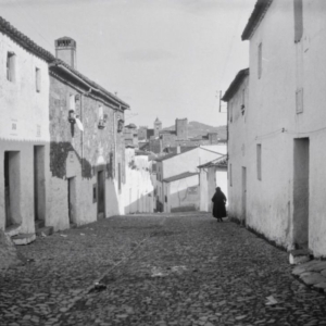 Señora caminando por la calle Busquet