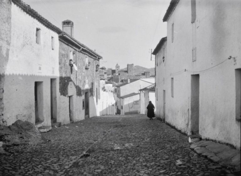 Señora caminando por la calle Busquet