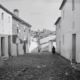 Señora caminando por la calle Busquet