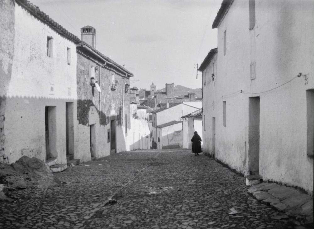 Señora caminando por la calle Busquet · publicación 1000px Señora caminando por la calle Busquet