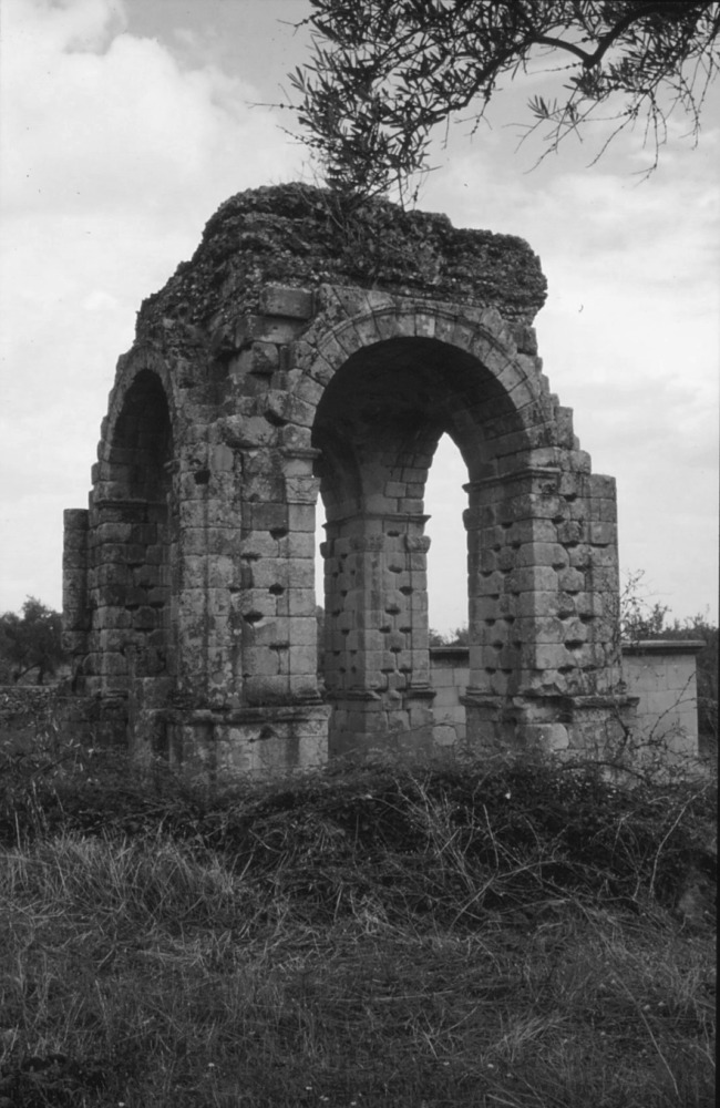 Arco romano de Cáparra