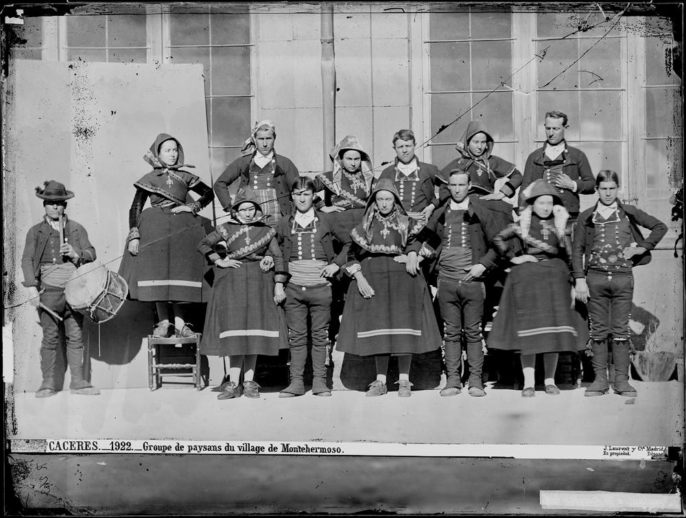 1922.- Groupe de paysans du village de Montehermoso