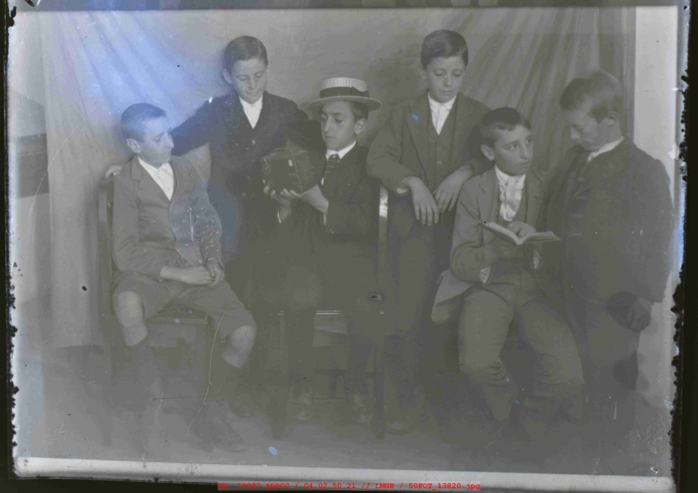 6 niños ensayando una obra de teatro