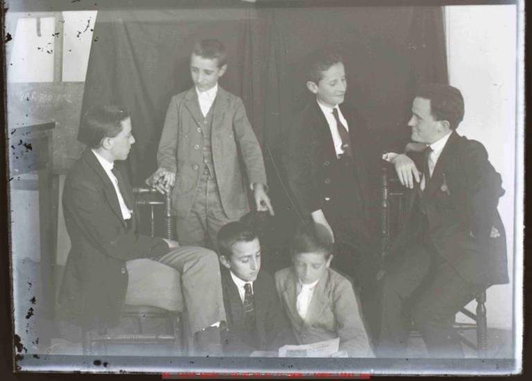 6 niños ensayando una obra de teatro