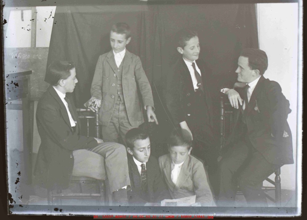 6 niños ensayando una obra de teatro