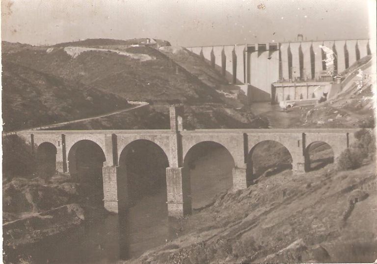 Puente romano de Alcántara, al fondo la presa