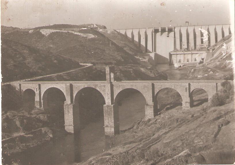 Puente romano de Alcántara, al fondo la presa