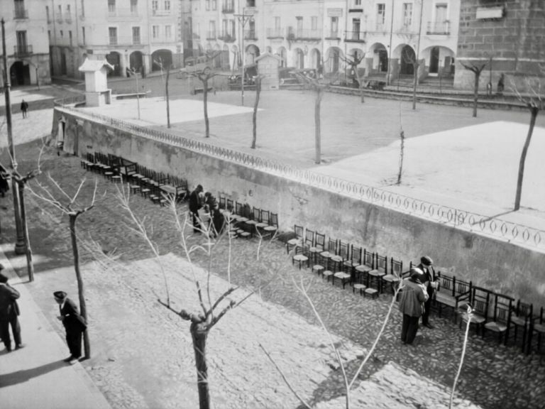 Sillas del Casar de Cáceres expuestas, en la Plaza Mayor