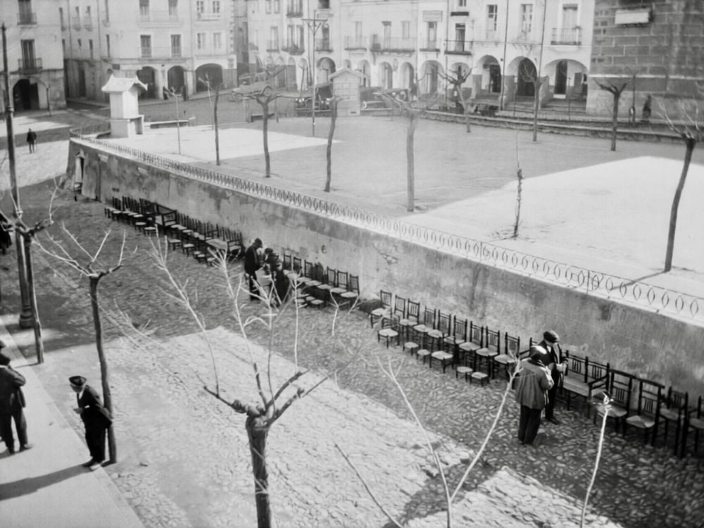 Sillas del Casar de Cáceres expuestas, en la Plaza Mayor