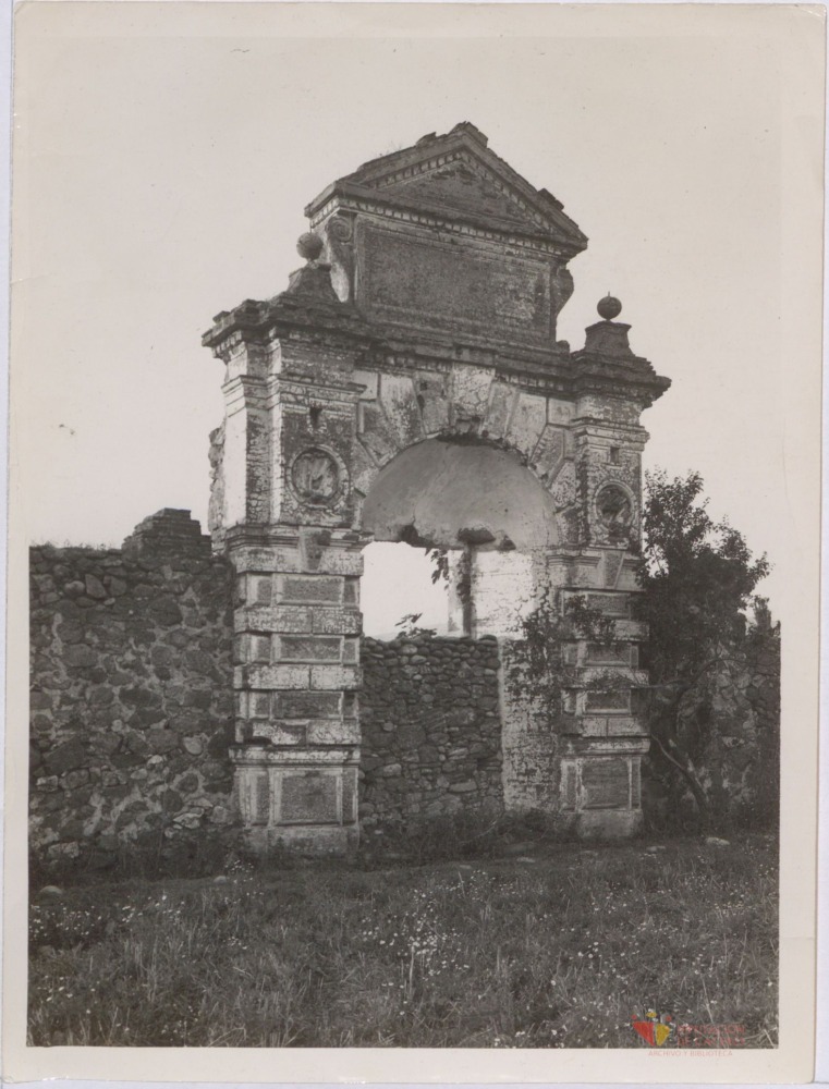 Abadía: Puerta dórica del Palacio de Sotofermoso